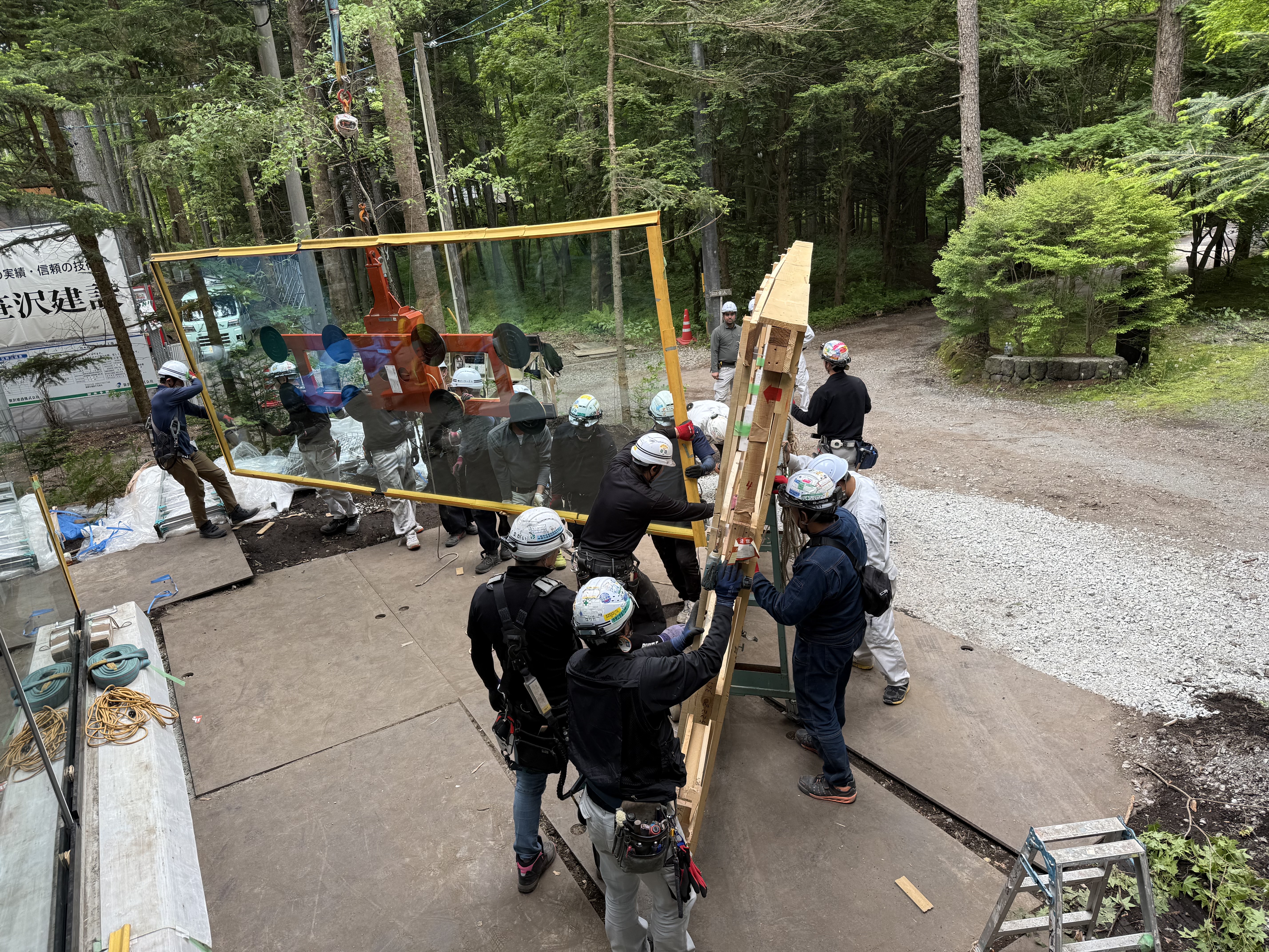 森林地帯における大型ガラス施工
